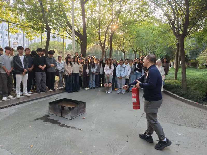 艺术学院“一站式”社区组织学生...
